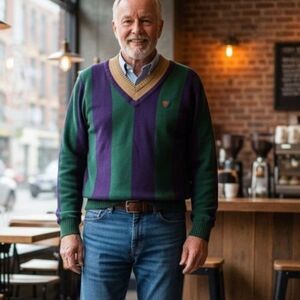 Vintage Men’s Hand Framed GANT V Neck Sweater size XLT